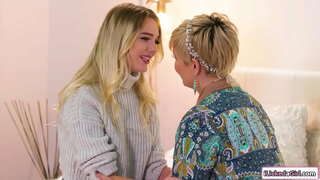 Stora bröst milf röv slickad av en liten bröst lesbiskt babe