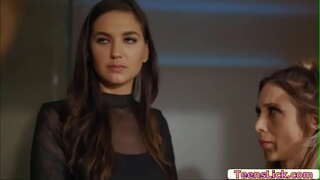 Charlotte Stokely satisfer les seves necessitats i fins i tot va ajudar Silvia Saige