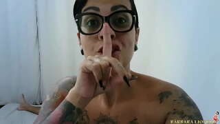 ���ક મહિલા ઊઠ્યો દબાવો અને તે અંત થાય છે સાથે રંધાતા માંસમાંથી નીકળતી ચરબી દૂધ બાજુ નીચે