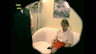 2 lesbisk Milfs spela en anal leksak! Amateurcommunity.xxx