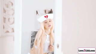 Små tuttar blond klänningar upp som en sjuksköterska för ett rollspel.Hon tar hand om henne busty flickvän och slickar och fingrar hennes fitta.Hon facesits henne som hon är kantade