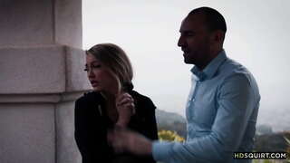 Veliki kurac momak jebe jadna djevojka dok ona šprica