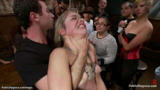 Blond dominatrix Lorelei Lee sidemed gagged blond kohta põlved ja kepid teda tõrjuda avalikus kohas, siis James Deen ja võõras gangbangs tema