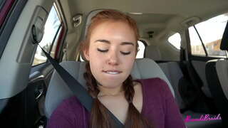 Puta calenta no Pot Deixar de Jugar Amb el Cony en Cotxe i Públic: Brandibraids