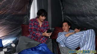 Buah dada cougar dihantam oleh pendek orang dalam ketiga-tiga mereka sehingga muka