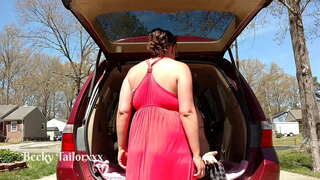 Riskabelt offentliga knulla på uppfarten i bred dagsljus