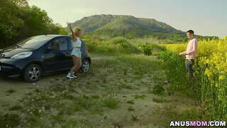 Cherry antoi Sam huolimaton suihin ja kynttilän hänen pusku hänen isku
