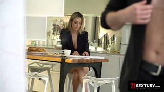 ���ોમાનિયન બેબ તેના દિવસ શરૂ કરવા માટે એક સારા ગધેડા અશ્લીલ પ્રેમ