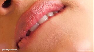 ���ីកទទួលបានបិទដោយខ្លួនឯងសម្រេជាមួយនឹងម្រាមដៃនិង dildo នៅក្នុផ្តល់ឱ្យខ្ញុំផ្កាឈូក