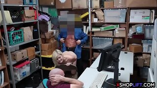 Blond teen zloděj chycen při krádeži, tím, že mall cop Blond teen zloděj chycen při krádeži, tím, že mall cop