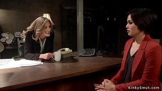 ʸ�발의 레즈비언 항문 잤어 갈색 머리 부관 가 스트랩 에 수탉