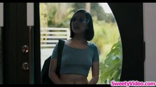 Seksi maserka rezati škarama sa svojom клиенткой lezbijka