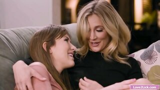 Μητριά παίρνει τον κώλο της fingering και έγλειψε με την θετή του κόρη