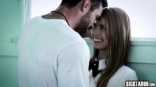 Sexy cura je sisala veliki tvrdi penis