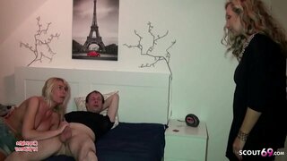 Гаряча мамочка з великими сиськами застукала свою найкращу подругу за лесбійським сексом і погодилась на трійничок Гаряча мамочка з великими сиськами застукала свою найкращу подругу за лесбійським сексом і погодилась на трійничок