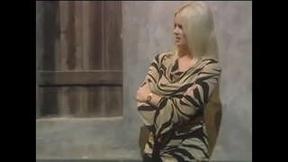 Stor røv blonde bitch Hannah Harper stinker og fucks kokke fedt pik i restaurant