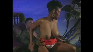 Красотка сьӧд йырсиё пияш пукон вылэ негръёс кисло-кусло но сое нюлытэк кысӥе трахать