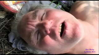 Mae&#039;r slut gweld dwy hen ddynion ffycin yn y cefn gwlad agored ac yn ymuno â nhw